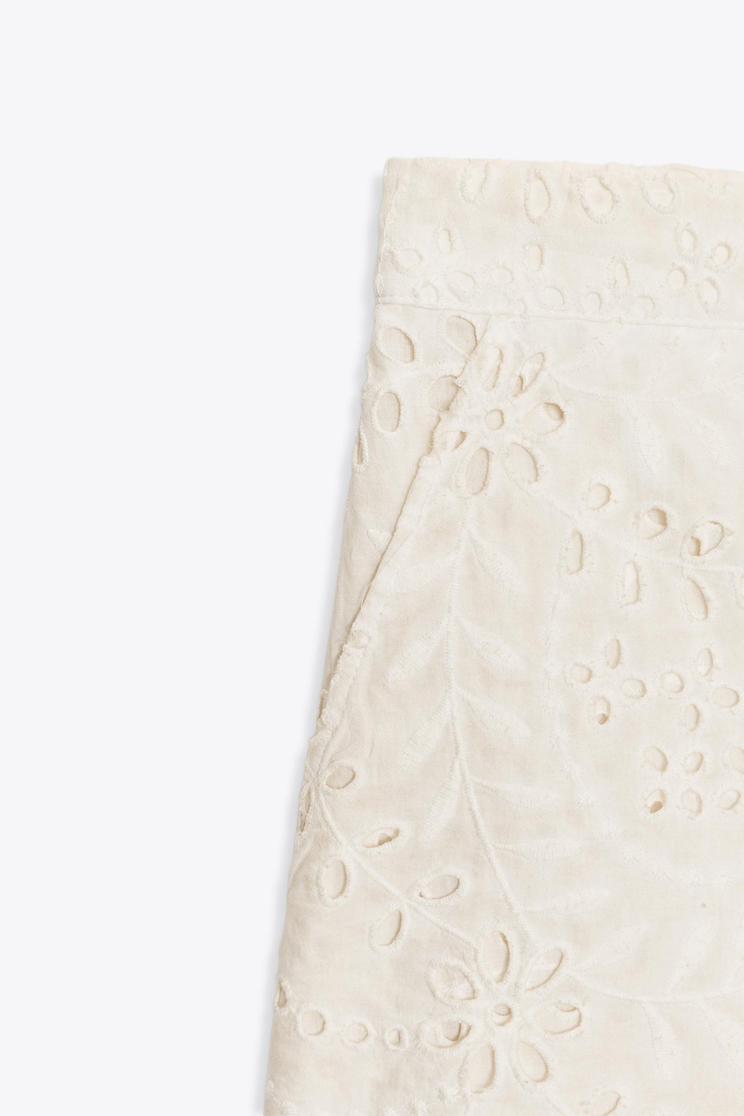 ZW COLLECTION PERFORATED EMBROIDERY BERMUDA SHORTS