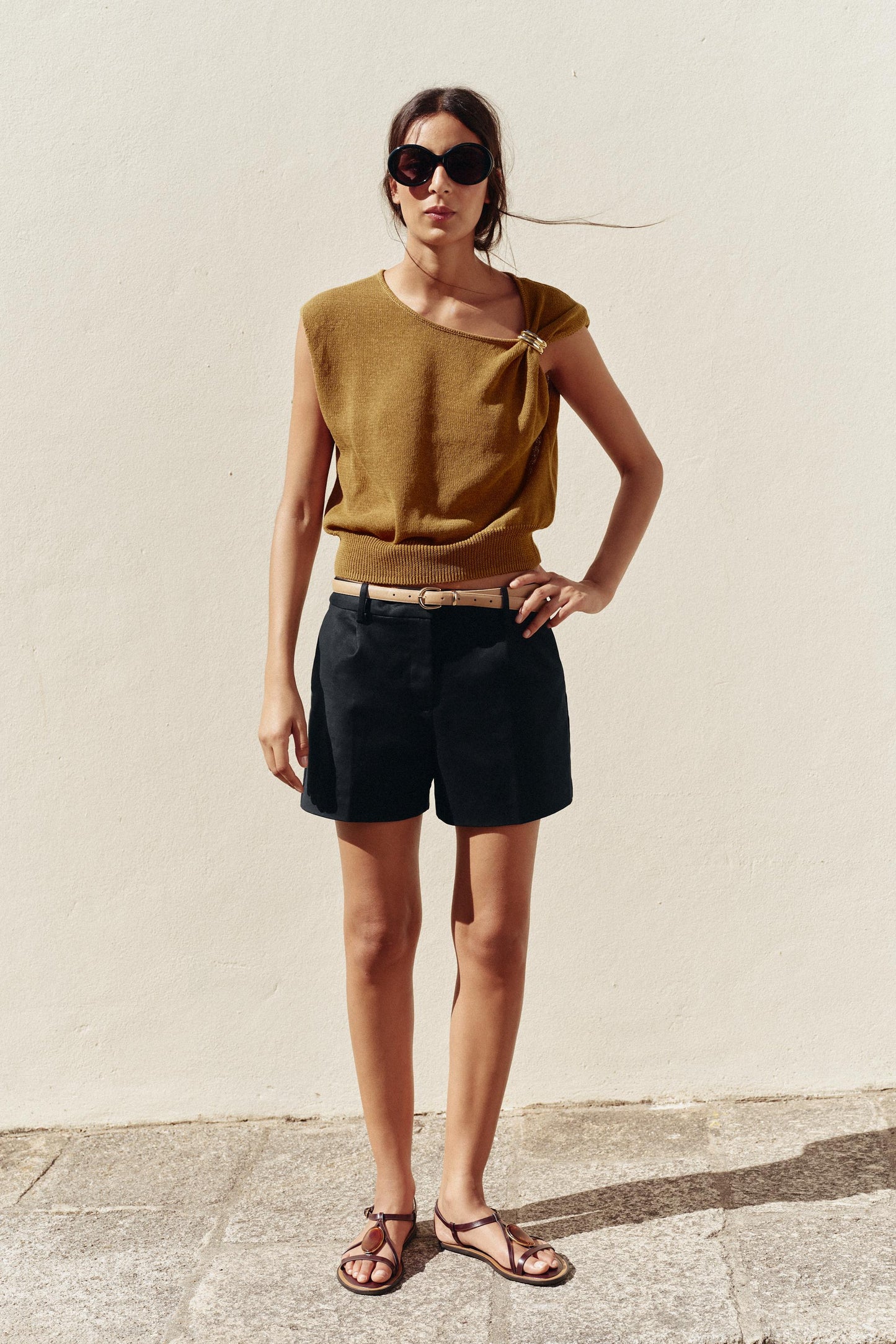 BELTED SHORTS WITH DARTS