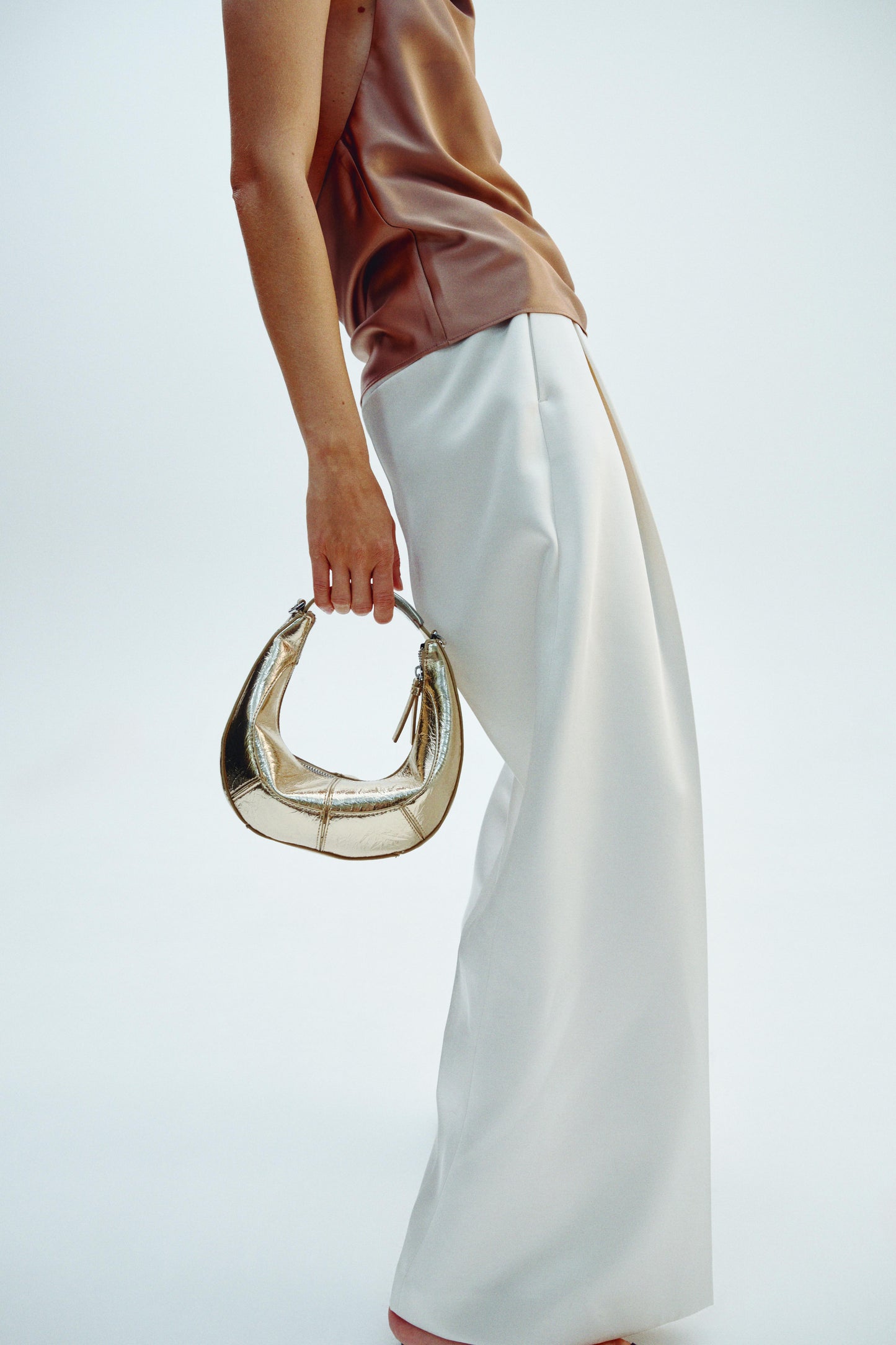 OVAL BAG WITH METAL HANDLE