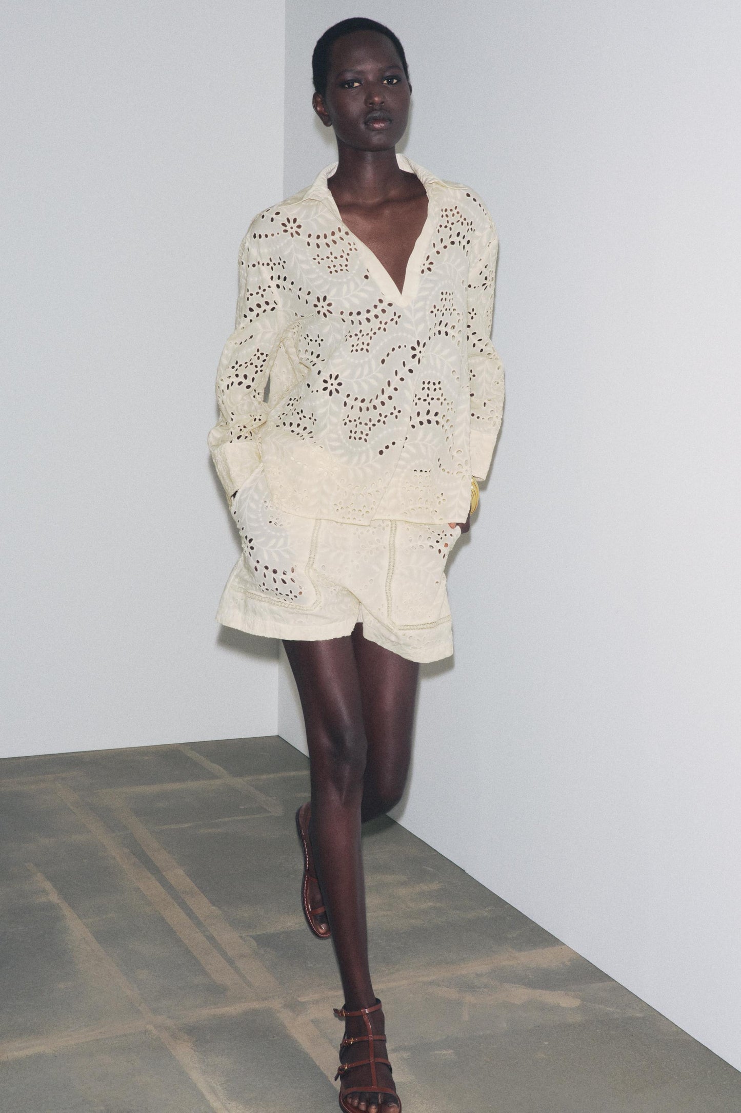 ZW COLLECTION PERFORATED EMBROIDERY BERMUDA SHORTS