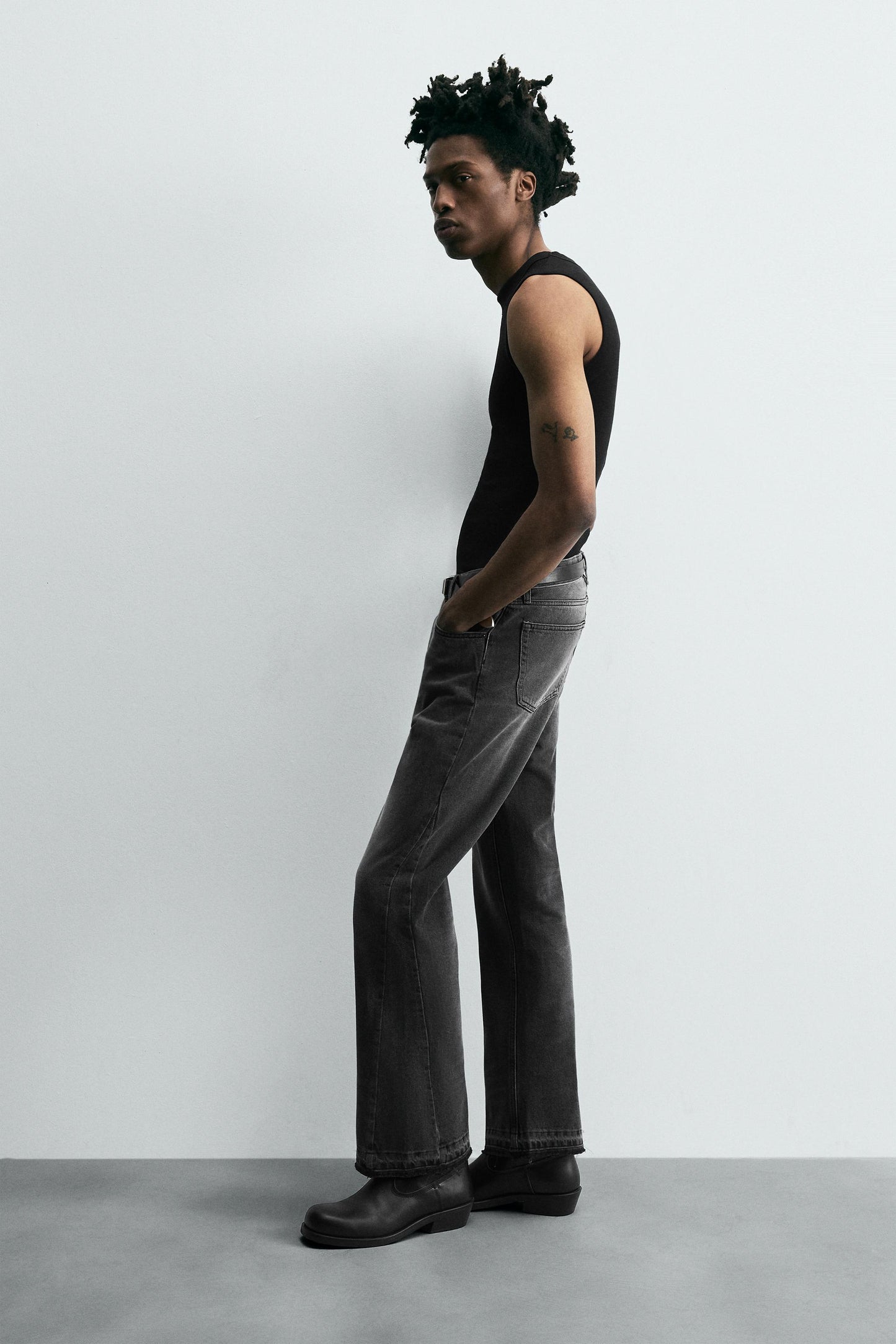 FLARE FIT JEANS