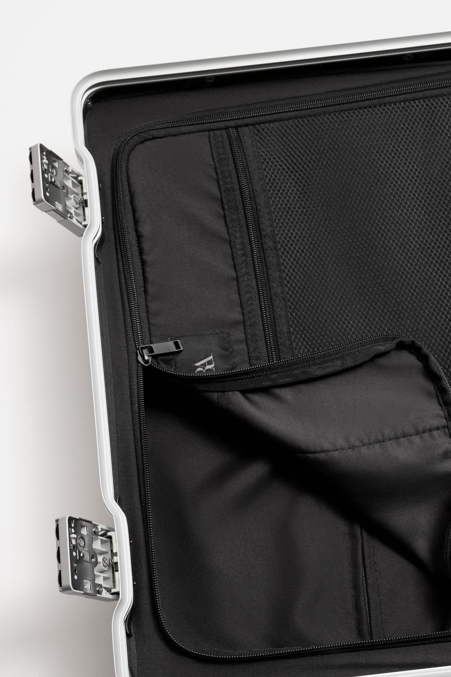 TRAVEL SUITCASE