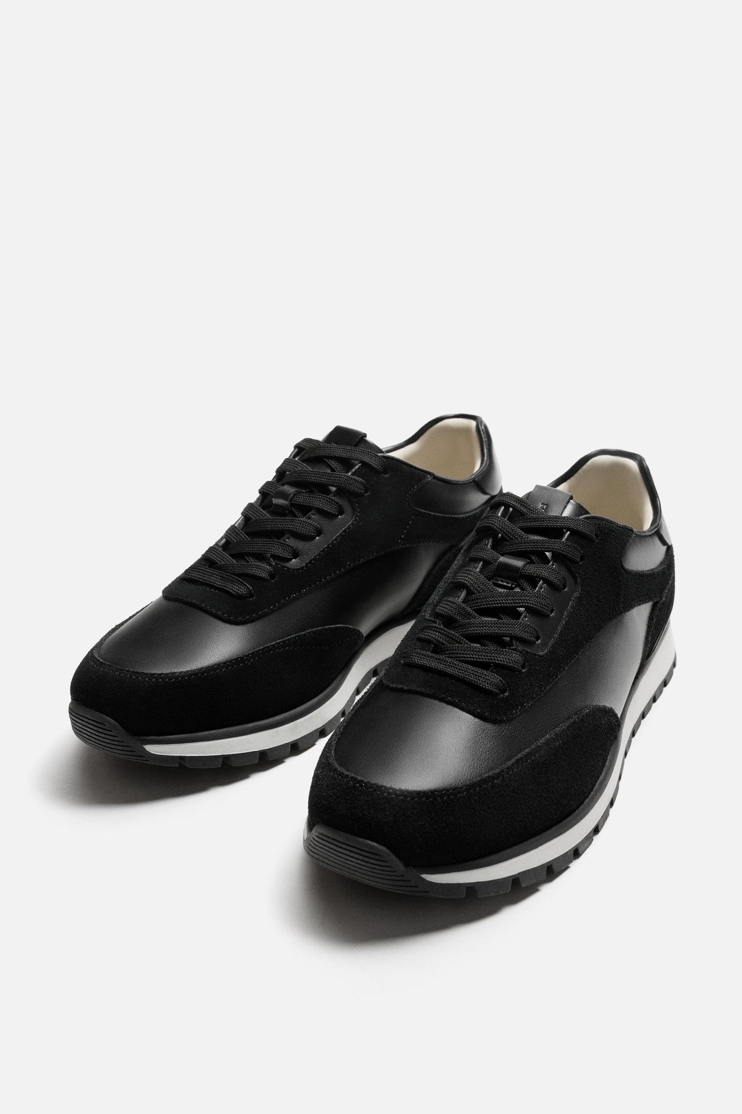 CASUAL SNEAKERS