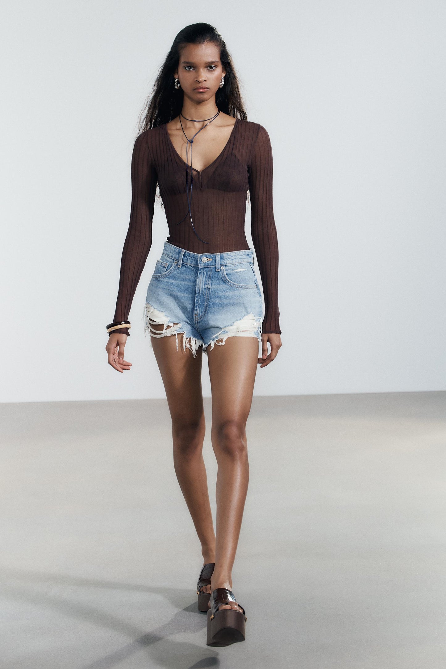 CURVED HIGH-WAISTED DENIM SHORTS