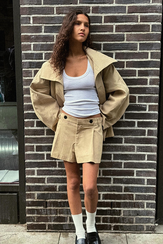 PLEATED SHORTS WITH BUTTONS