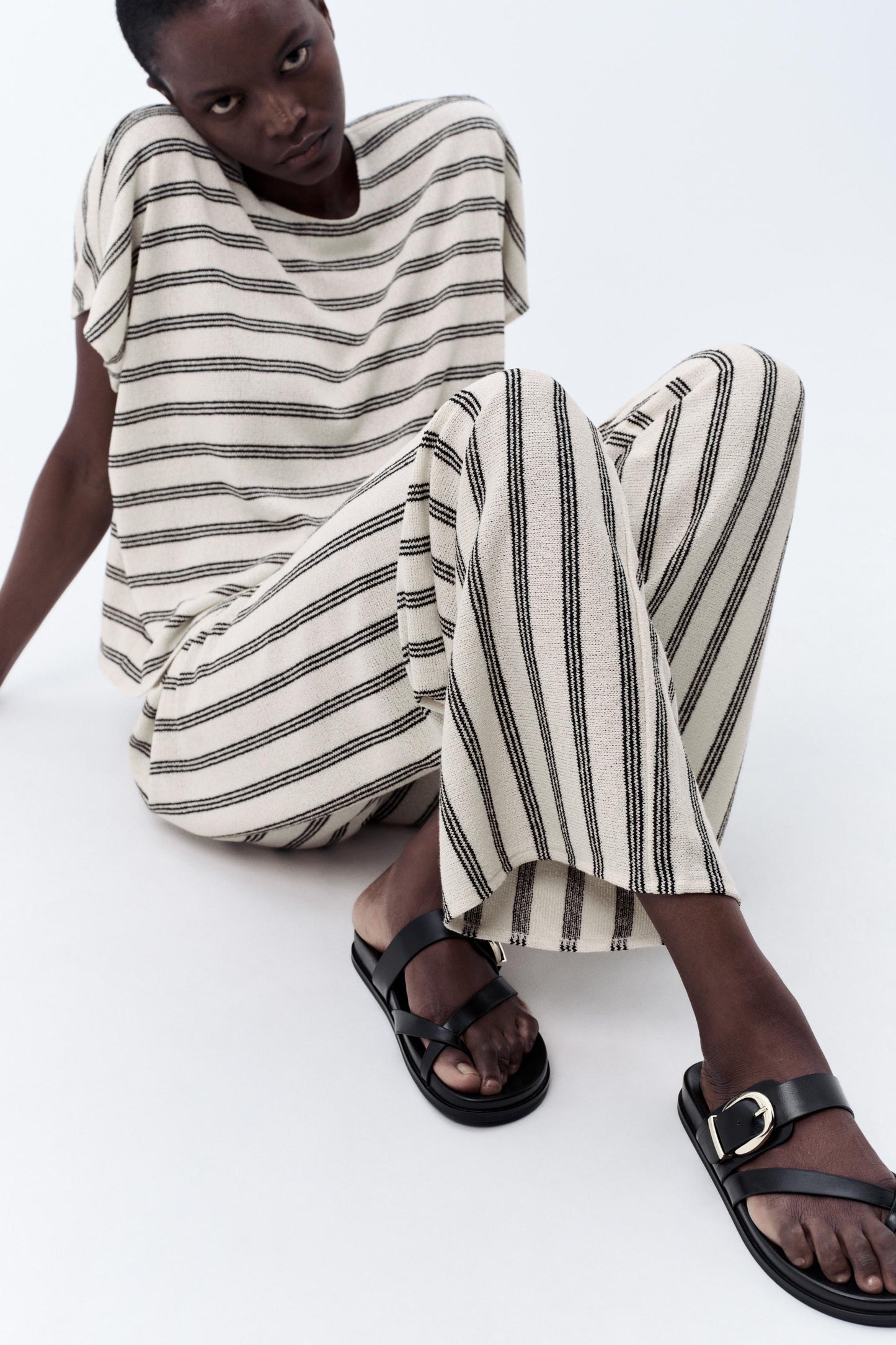 FLAT BUCKLE SANDALS