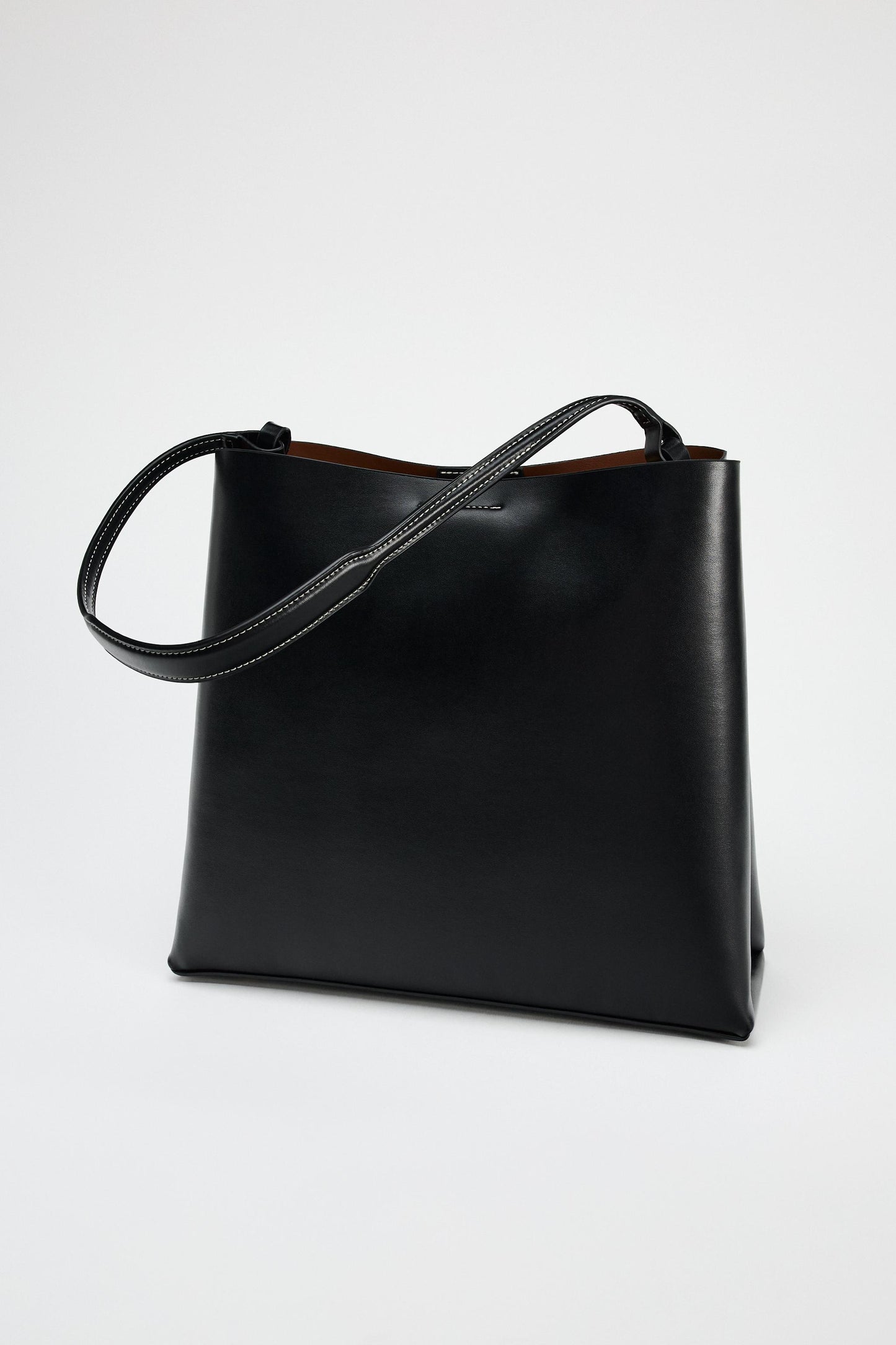 MINIMALIST BUCKET BAG