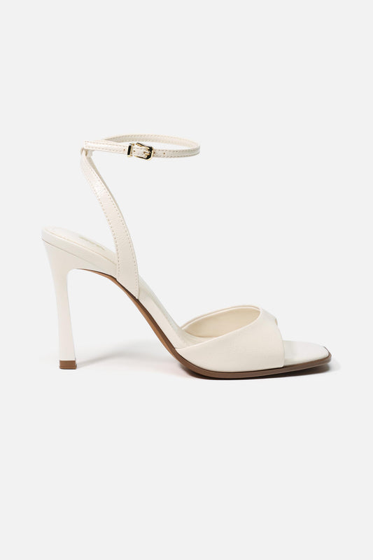 PATENT EFFECT HEELED SANDALS