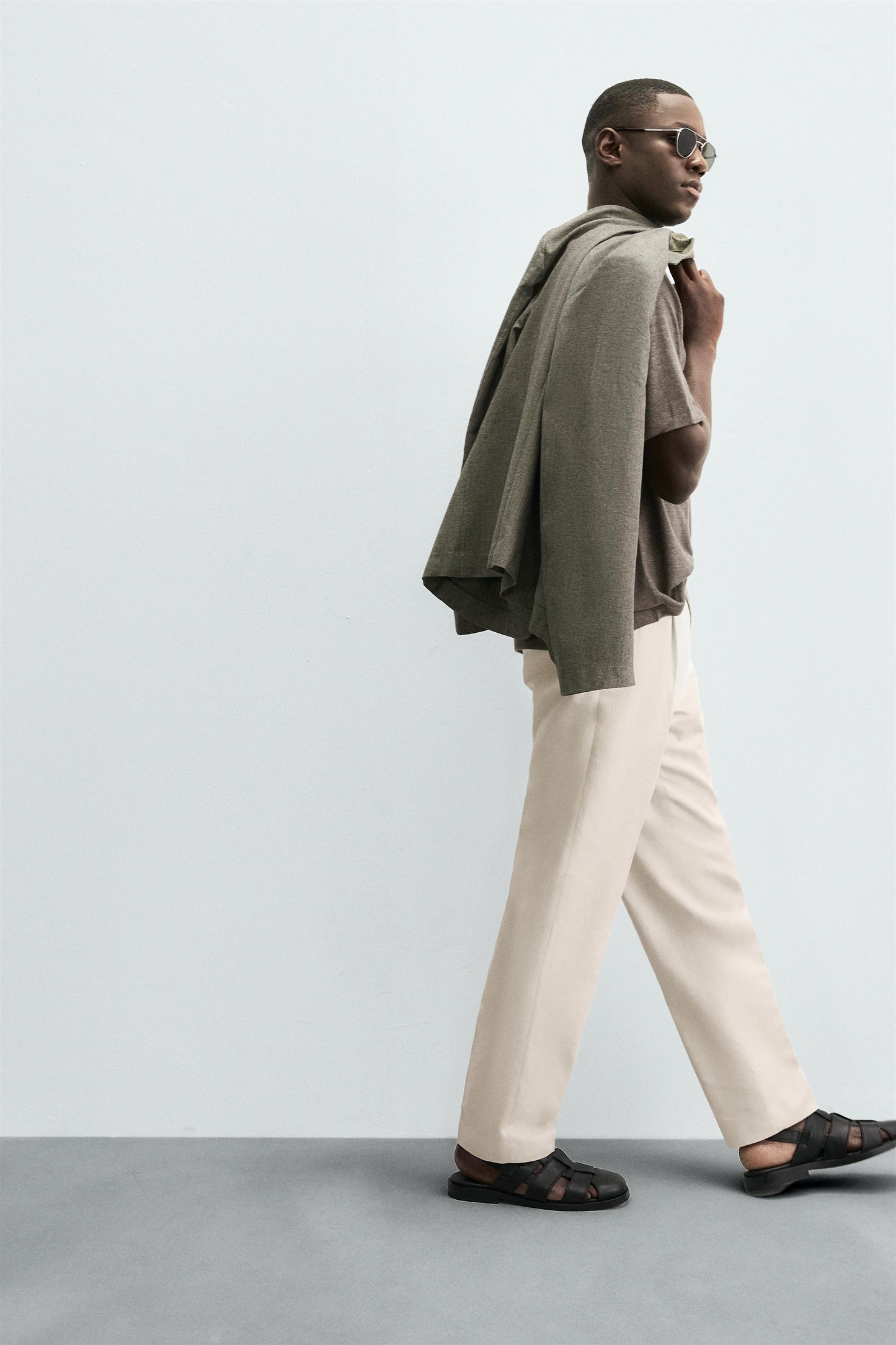 REGULAR FIT PLEATED PANTS