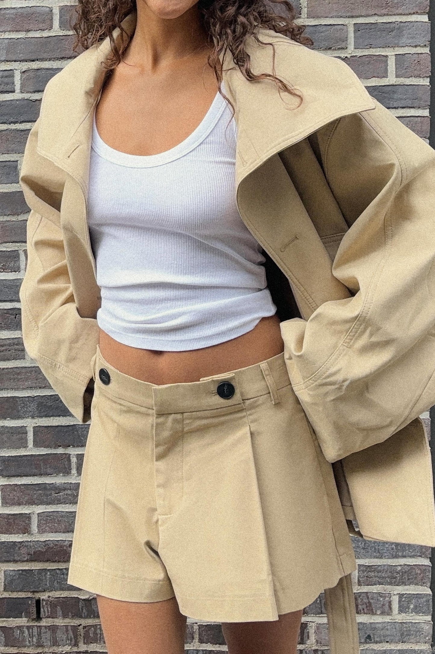 PLEATED SHORTS WITH BUTTONS