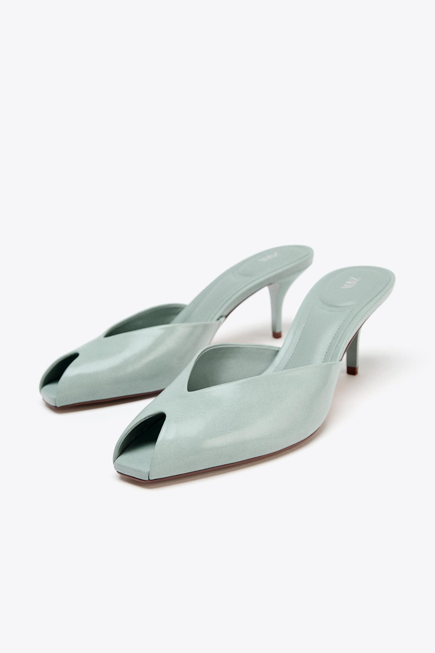 PATENT EFFECT SANDALS