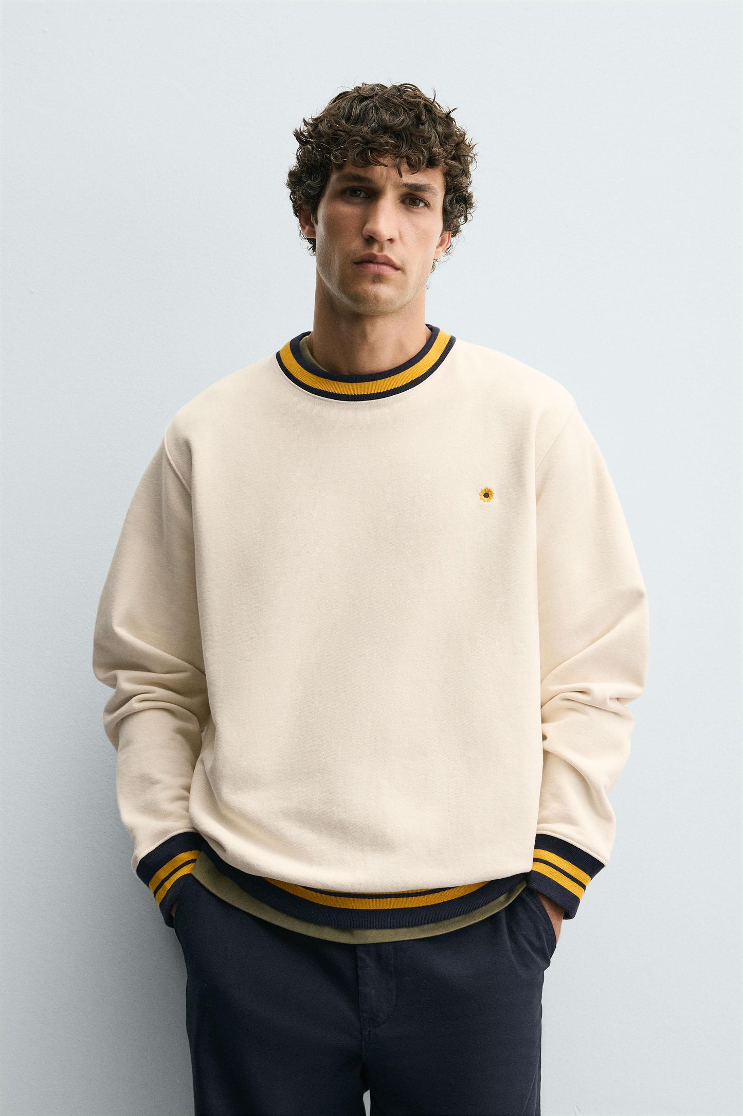 CONTRAST RIB EMBROIDERED SWEATSHIRT