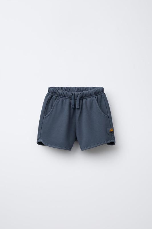 STRAIGHT GARMENT DYE LABEL PLUSH SHORTS