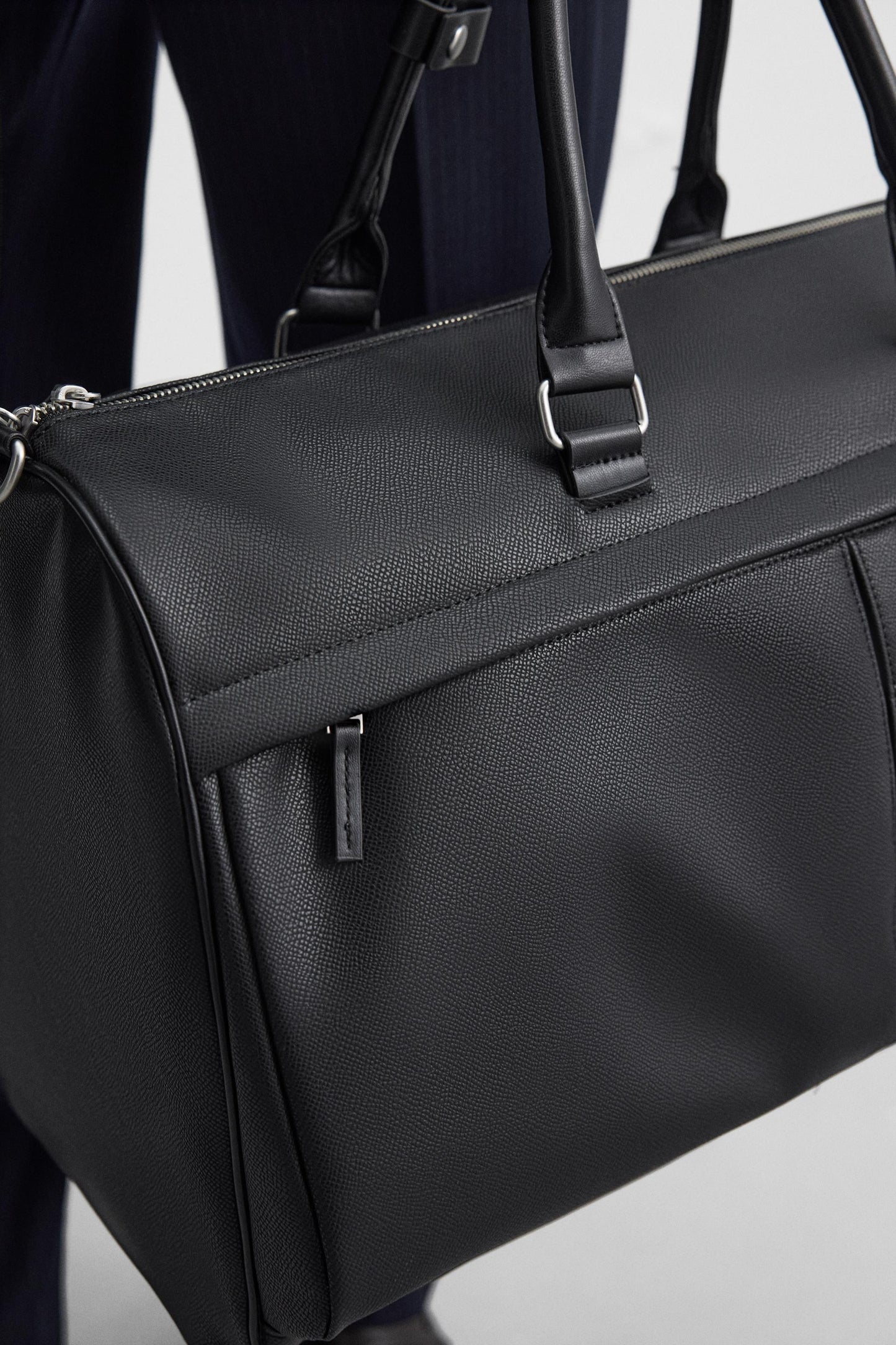 TEXTURED TRAVEL BAG