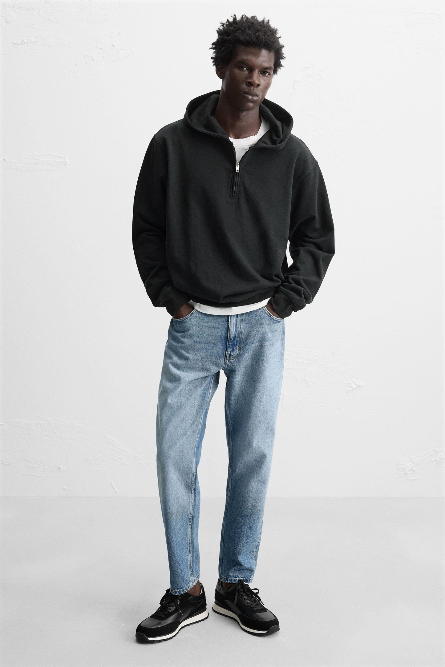 CASUAL SNEAKERS
