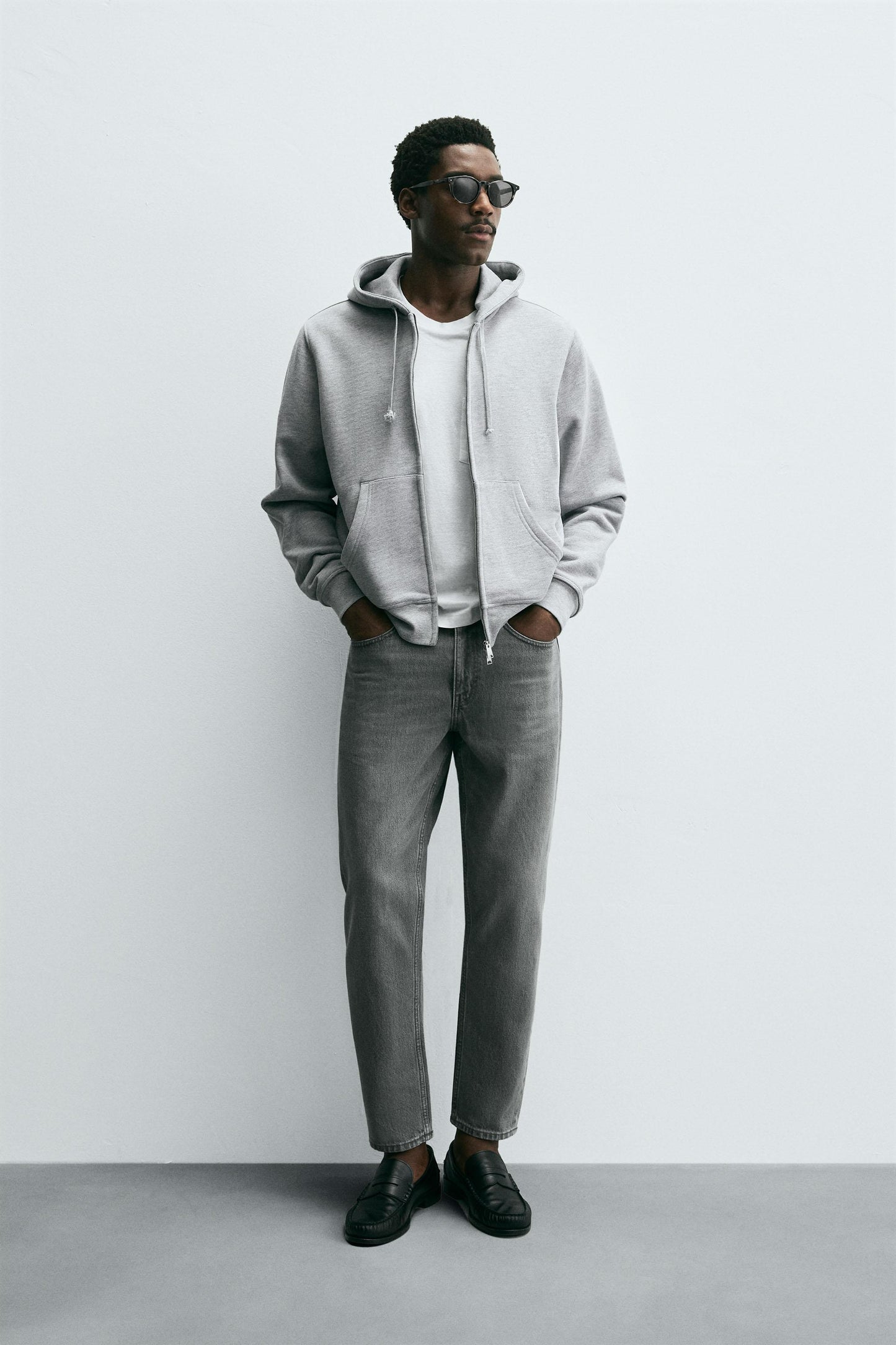 SLIM TAPERED FIT JEANS