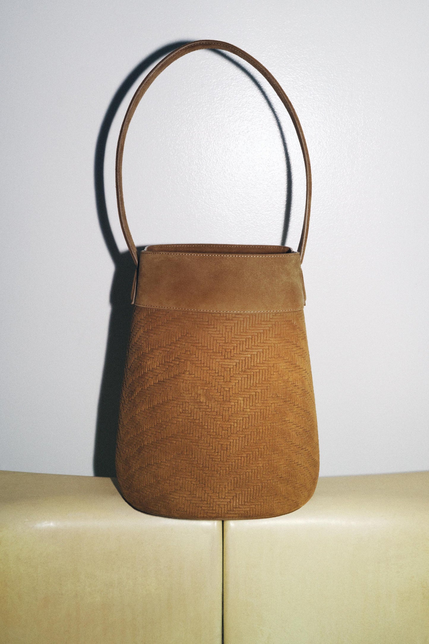 LEATHER BRAIDED MAXI BUCKET BAG