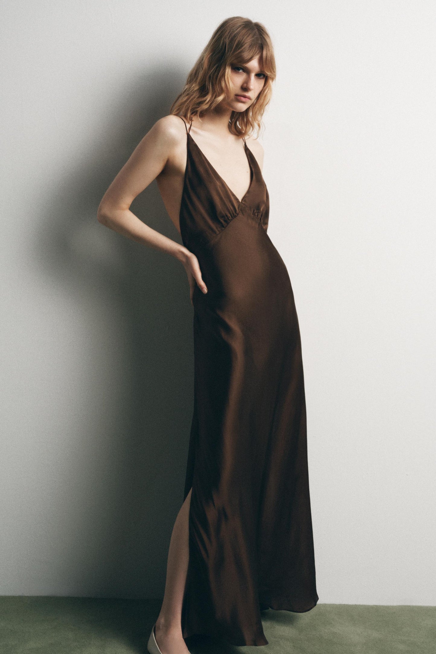 BACKLESS SATIN EFFECT DRESS