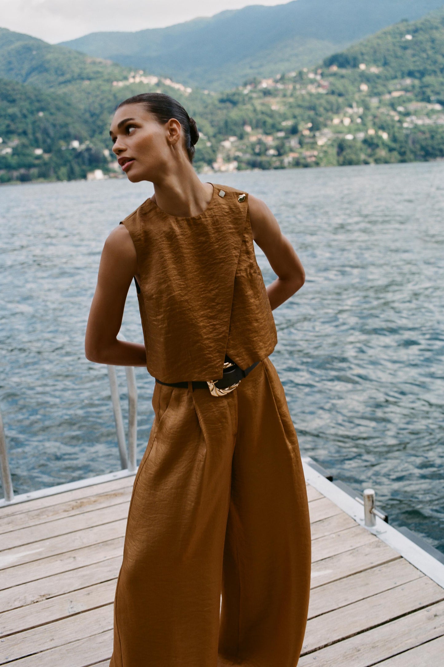 SATIN WIDE LEG BELTED PANTS