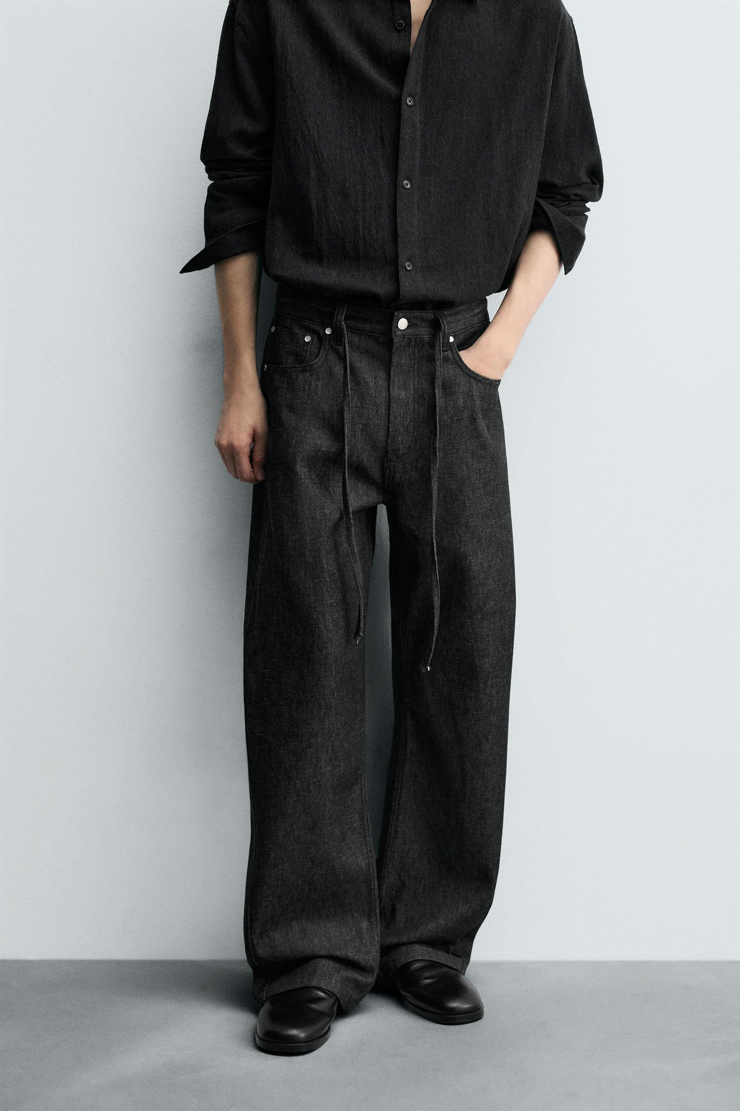 RELAXED FLARE FIT JEANS