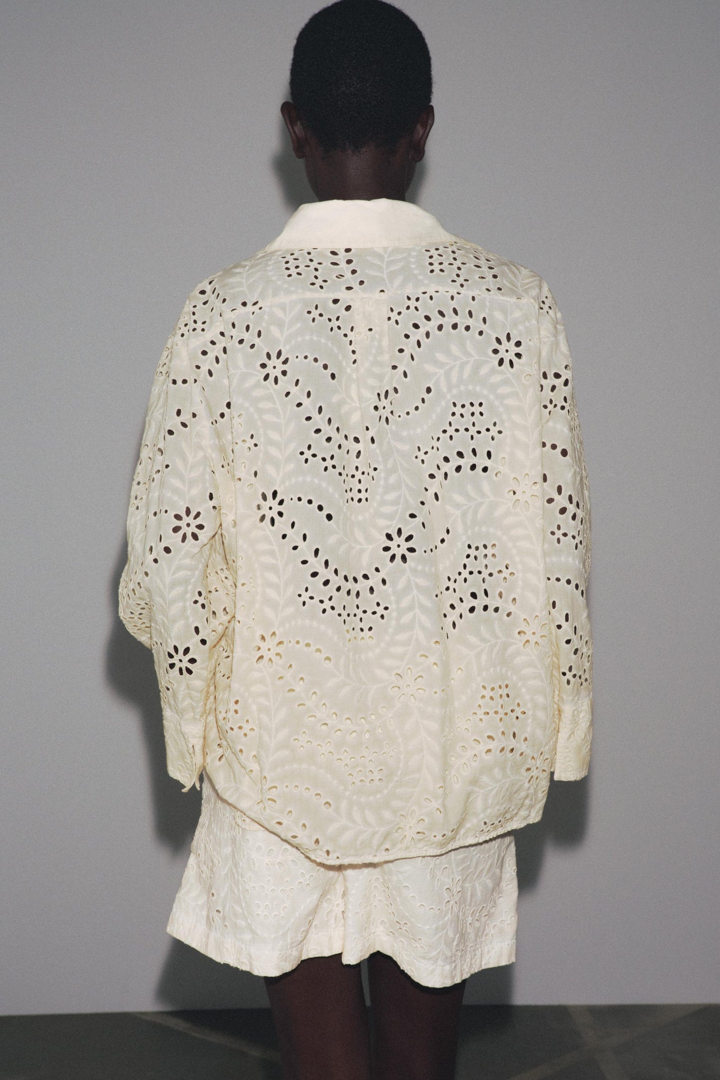 ZW COLLECTION PERFORATED EMBROIDERY BERMUDA SHORTS