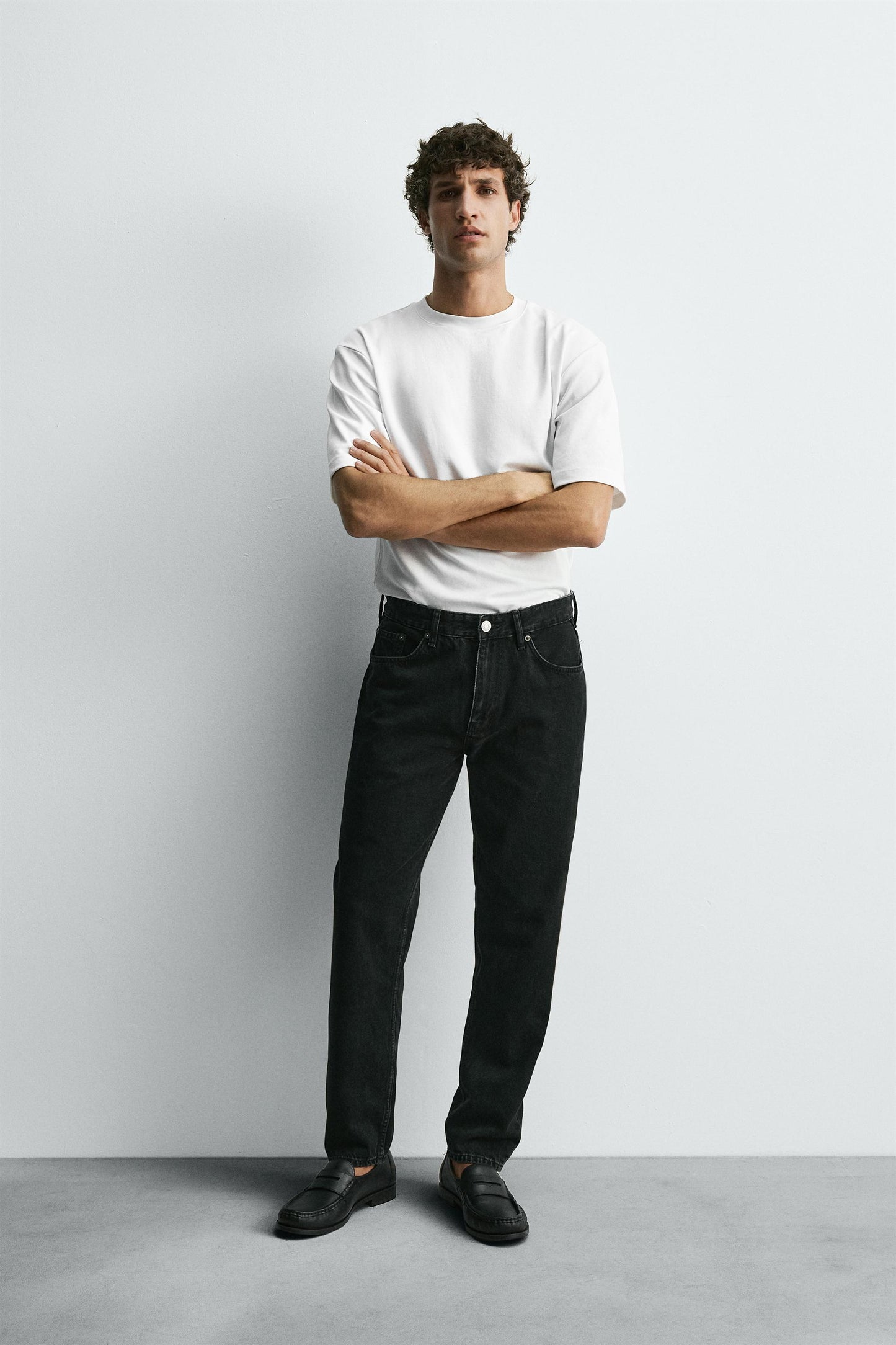 SLIM TAPERED FIT JEANS