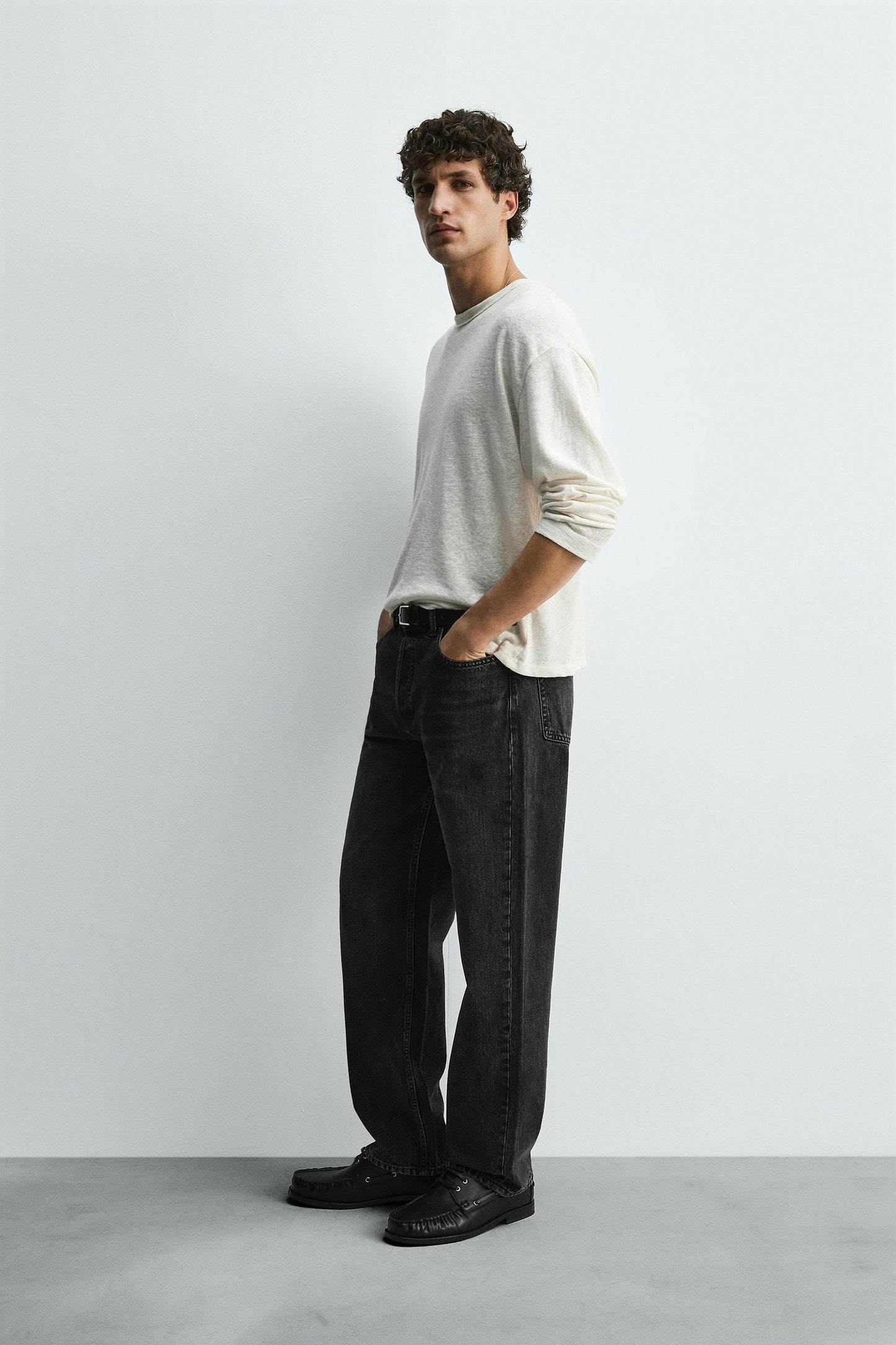 STRAIGHT FIT JEANS