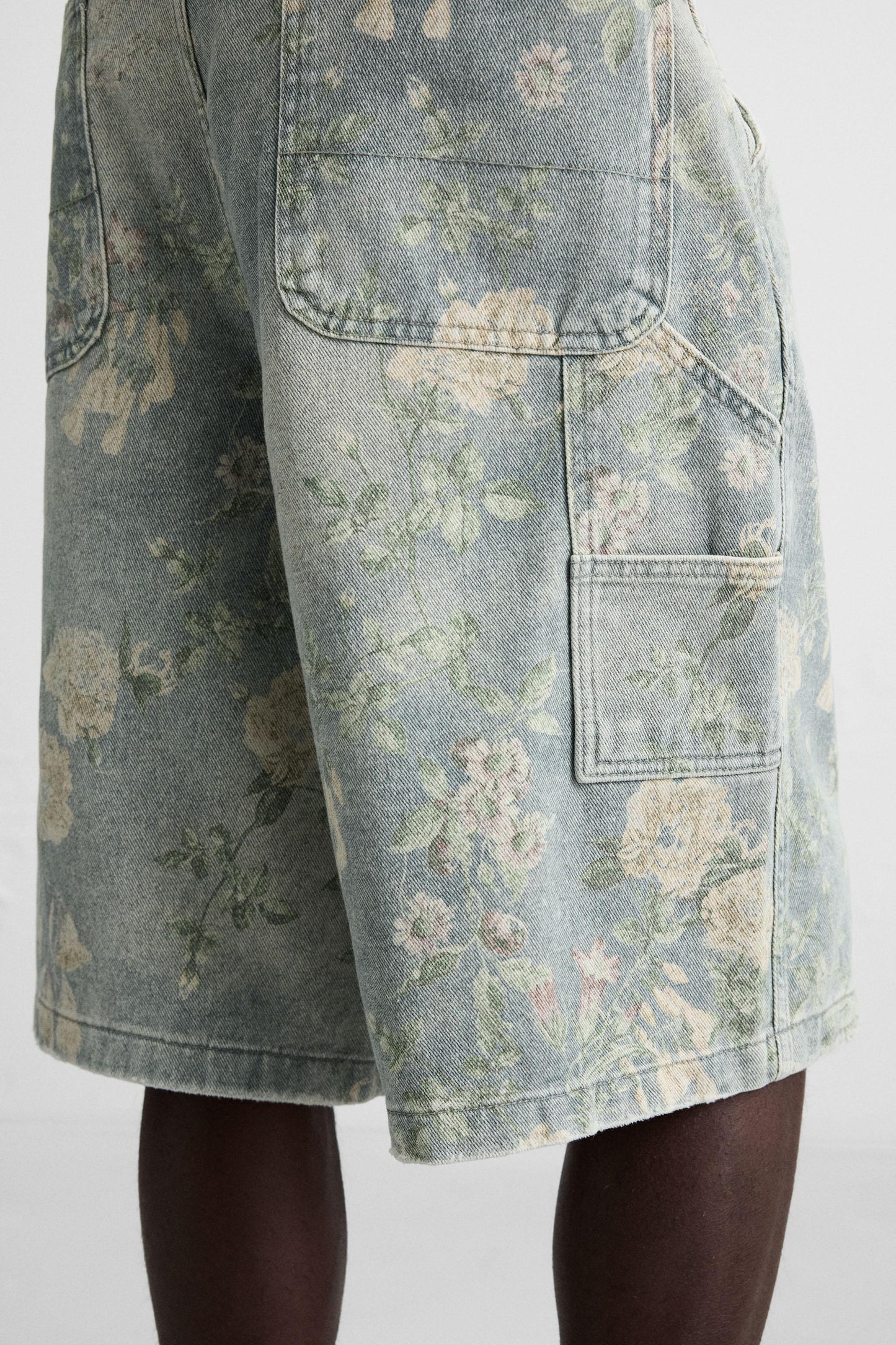 FLORAL PRINT CARPENTER POCKET BERMUDA SHORTS