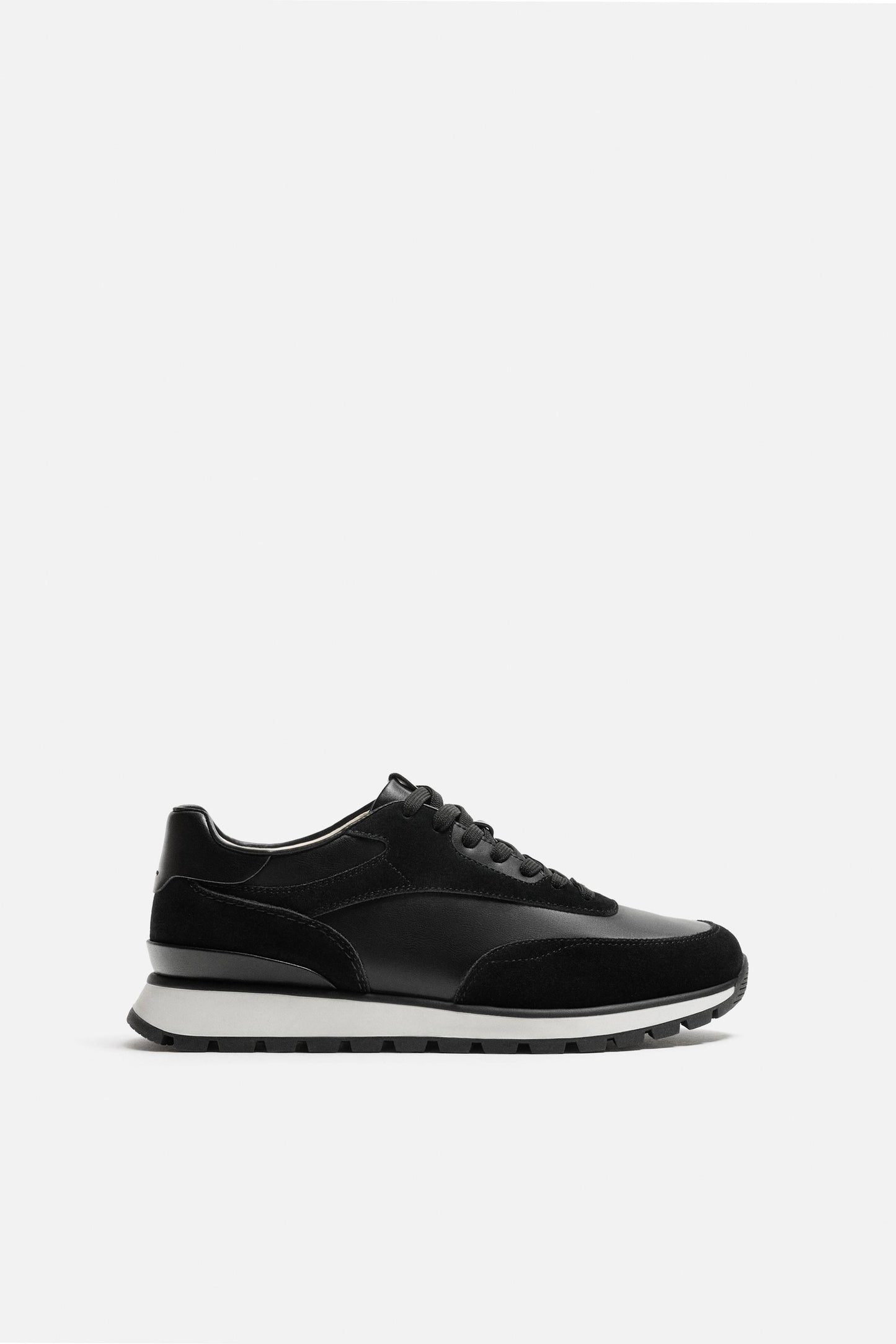 CASUAL SNEAKERS