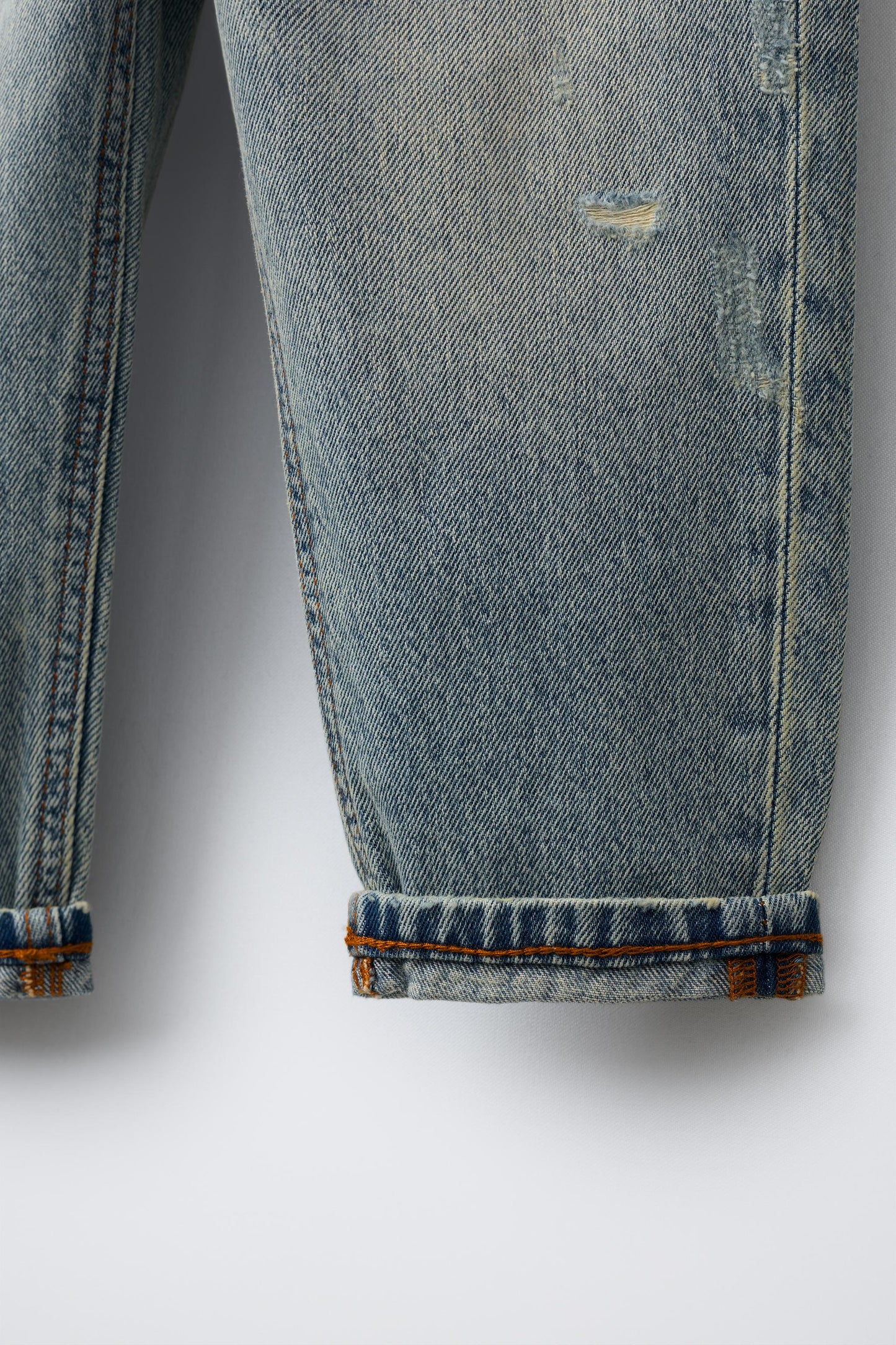 RIPPED BAGGY JEANS