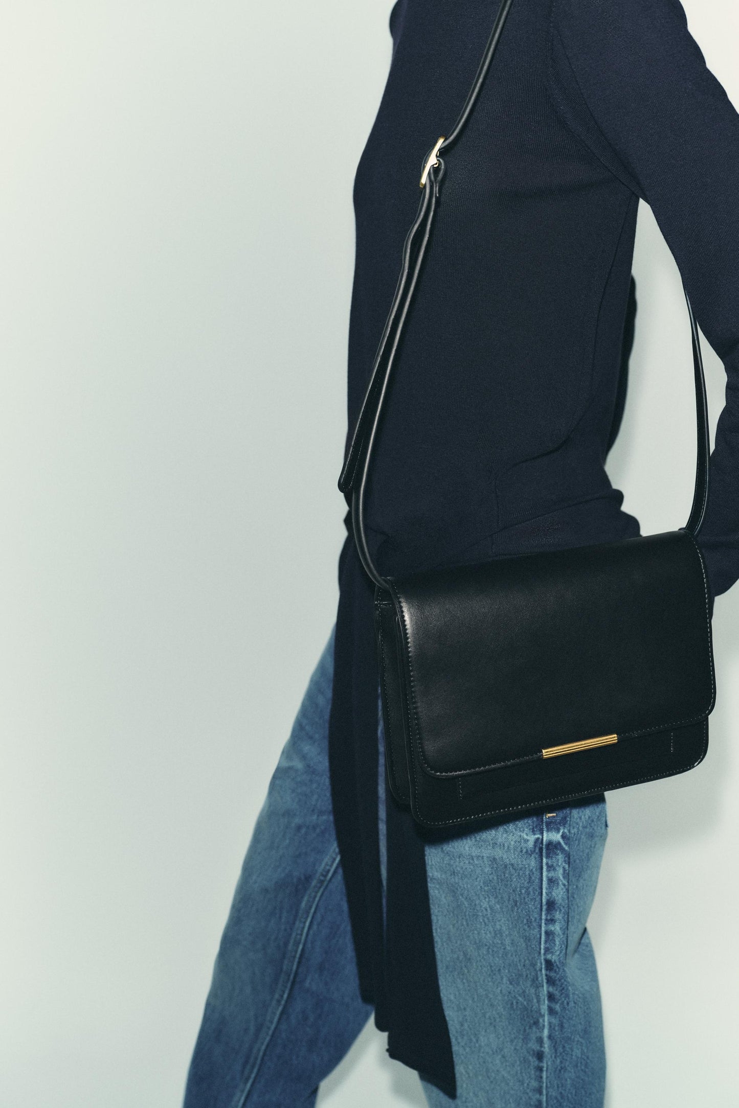 CROSSBODY BAG WITH METAL DETAIL