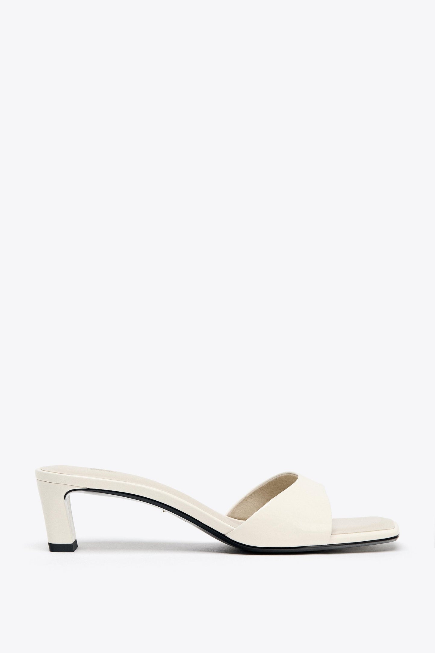 LOW HEELED LEATHER SANDALS