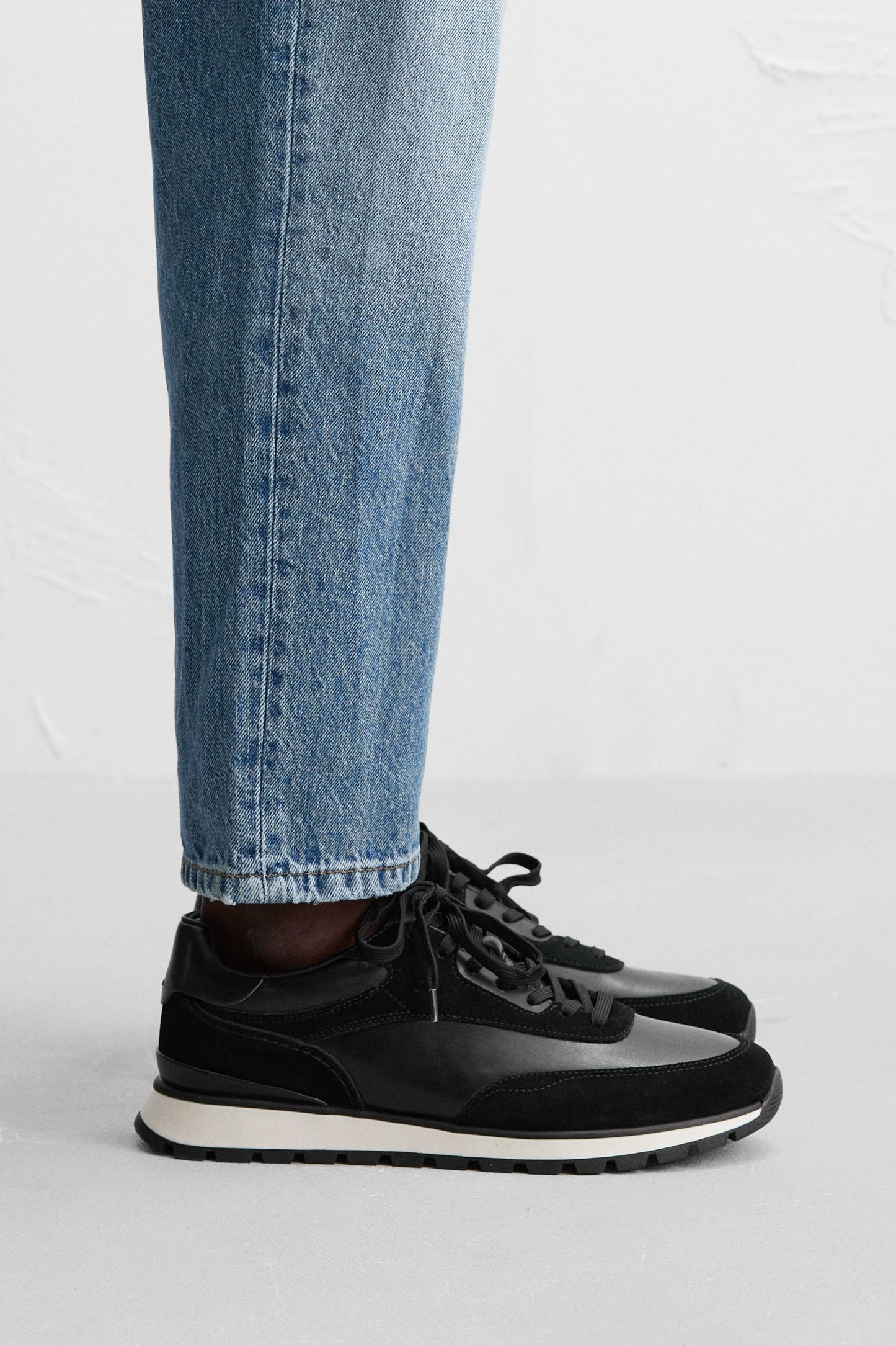 CASUAL SNEAKERS