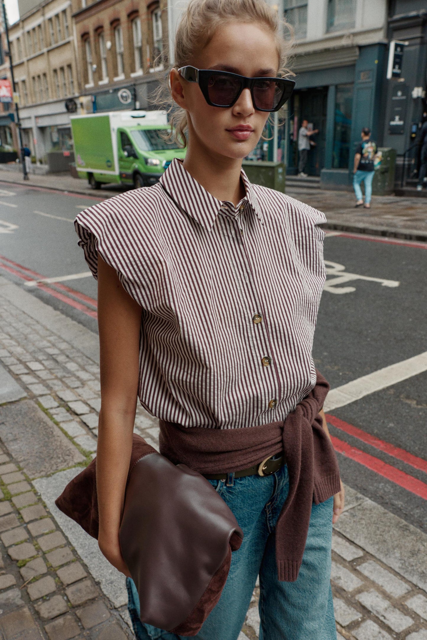 STRIPED SLEEVELESS SHIRT