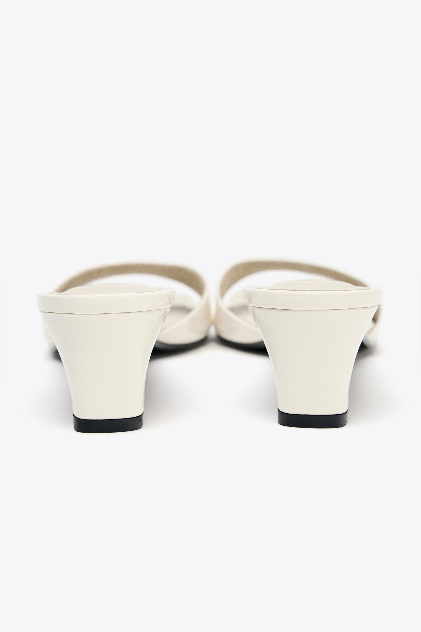 LOW HEELED LEATHER SANDALS